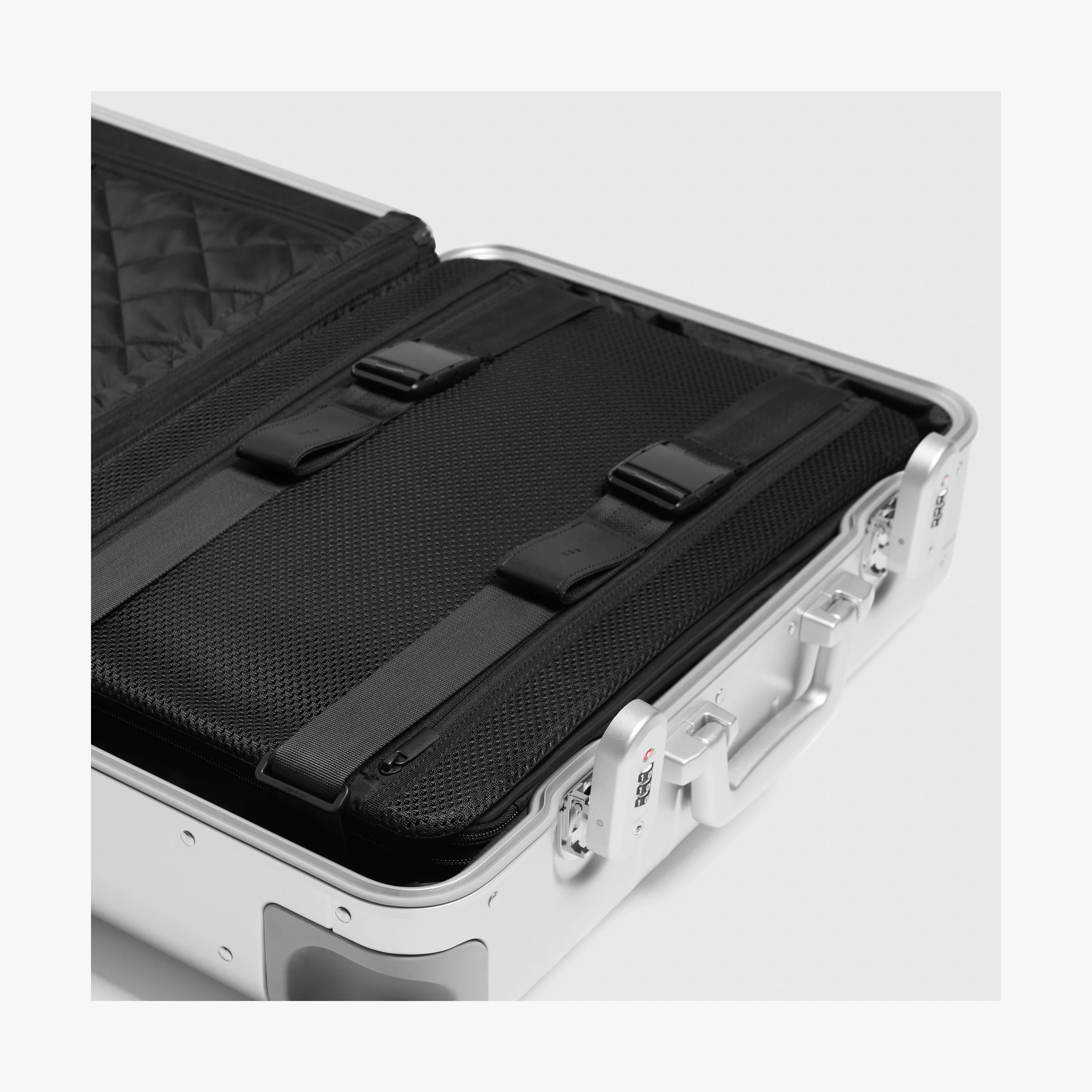 Aluminum Carry-On Plus - Image 29